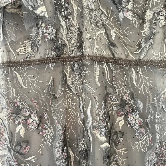 MAC DUGGAL EMBELLISHED V NECK BUTTERFLY SLEEVE TRUMPET GOWN PLATINUM SIZE 16